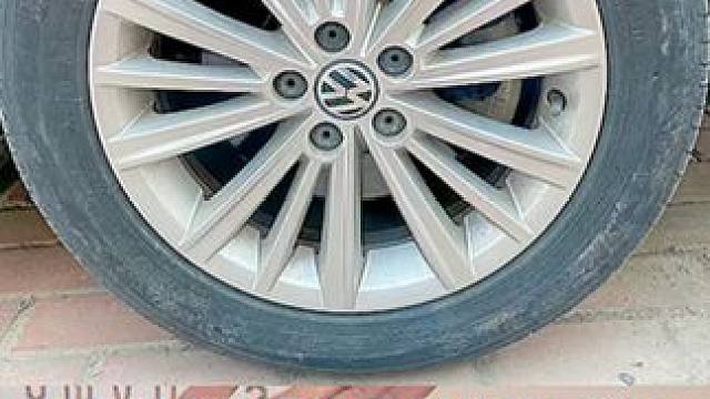 轮胎是多少年换还是多少公里换？请牢记这3点让你更省油更安全！#轮胎鼓包 #学点养车知识 #汽车安全 