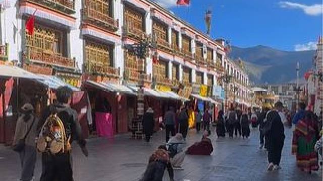 世上的人问佛缘，要有颗纯净的心。#藏文化 八廓街街拍 一个缺氧而不缺信仰的地方#民族特色民族文化 #