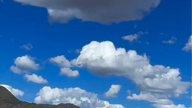 触手可及的蓝天白云，美得无法言喻。一起感受大自然的美好 #遇见你就像天空的云  #大自然的魅力 #治