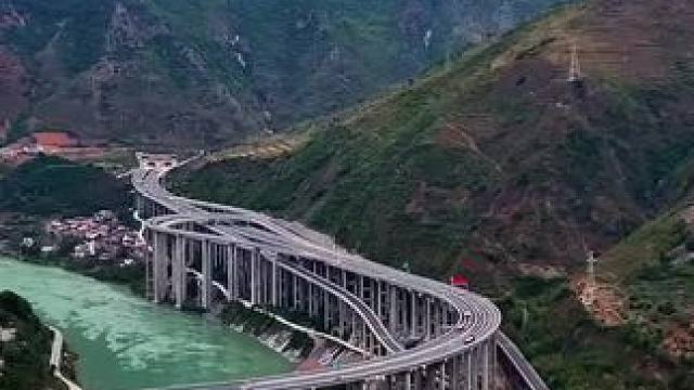 世界第一埋深的高速公路隧道大峡谷隧道和乌斯河特大桥，最下面的成昆铁路上的乌斯河火车站，以前绿皮车就要