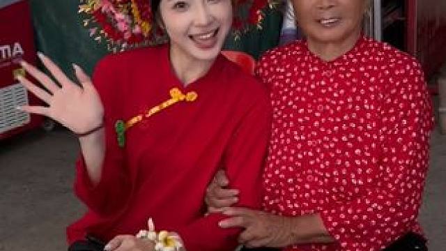 拍来拍去还是感觉传统的簪花最好看 #簪花 #泉州 #蟳埔女簪花 #今生戴花来世漂亮 #vlog日常