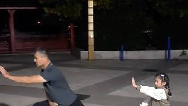 爷爷手把手教7岁孙女练武术#吉传身教#防方身术＃让孩子远离手机