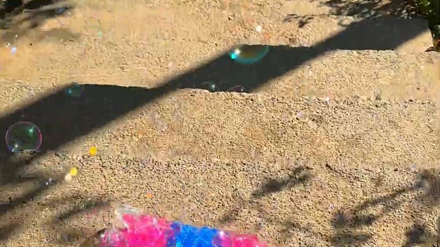 楼梯滚瓶子爆破解压时刻