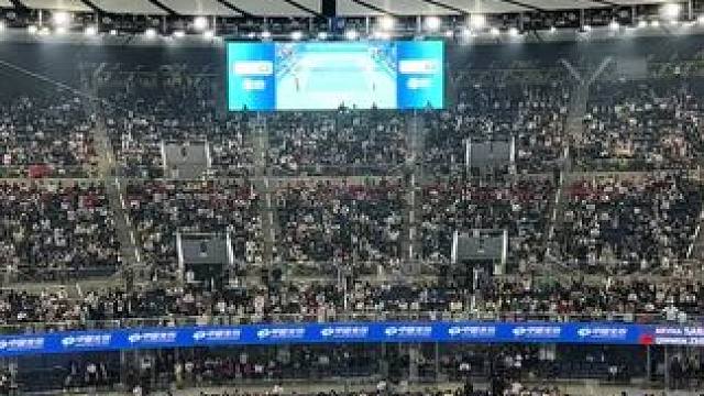 全场观众为郑钦文挥手加油打Call #拉满赛场氛围感 #球迷都是懂仪式感的 #郑钦文 #武汉网球公开