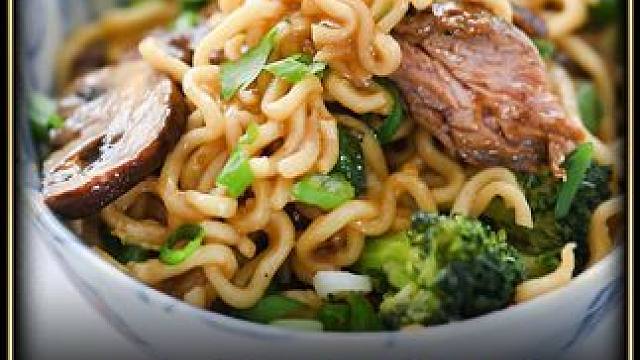 要是上学的时候康师傅能出这个香菜牛肉面那不得美坏了，你看有这么大块的牛肉简直太香了#灵魂宵夜  #妈