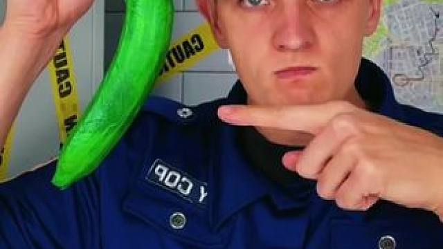 美女把香蕉染成绿色，保安看后直接蒙圈了！ #看一遍笑一遍 #意想不到的结局 #哈哈哈娱乐一下 #万万