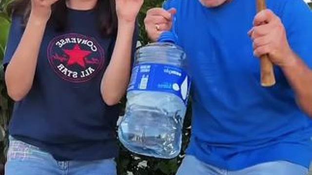 用钉子给碗打孔，这技术简直太厉害了！ #是时候展现真正的技术了 #哈哈哈娱乐一下 #意想不到的结局 