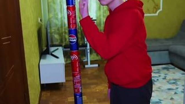 饮料瓶堆积大挑战，最后让人太解气了！ #是时候展现真正的技术了 #哈哈哈娱乐一下 #意想不到的结局 