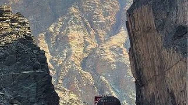 连接南北疆的重要咽喉通道甘沟大峡谷，一半沙漠一半怪石，惊险刺激让人惊奇#甘沟 #这里是新疆 #创作灵