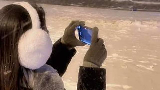 我约了个人 在海边飘雪的时候去看海.
#威海 #氛围感 #去年冬天