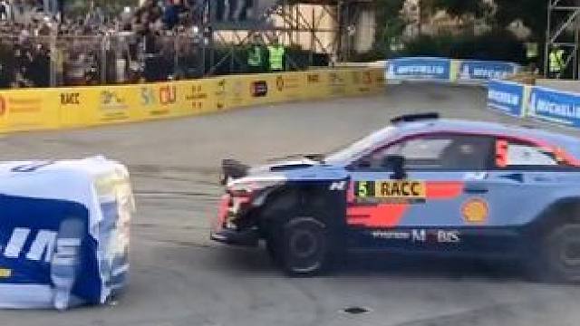 在拉力赛的舞台上，定点漂移被玩的明明白白，游戏里都不一定能开出这个效果#wrc拉力赛 #漂移