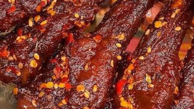 湖南同事给我推荐的这个香辣鸭腿真的香迷糊了，越吃越辣停不下来#好吃到停不下来 #零食推荐 #鸭腿