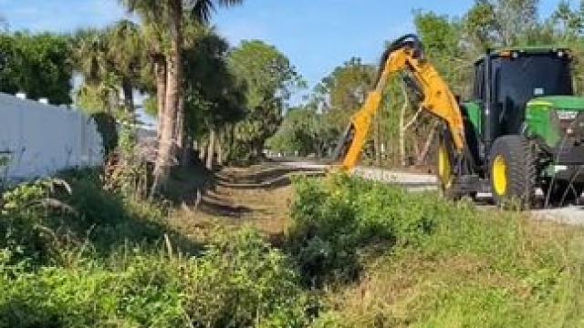 荒野保洁大挑战，一人一机闯荒野。 #解压视频 #挖呀挖呀挖 #超级解压 #极度舒适 #轻松一刻