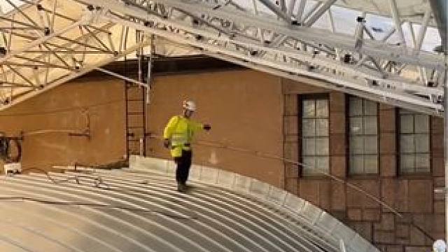 芬兰乡村传统木屋的防水层包边施工。 #施工工艺 #能工巧匠 #防水补漏 #防水施工 #建筑修缮