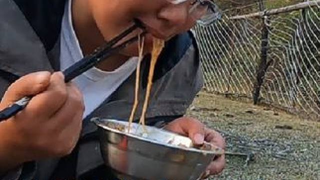 买到了超难吃的合成肉，还都被猪吃了#露营 #户外露营 #床车生活 #户外 #西藏