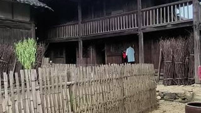 废弃的百年老宅，至今有上百年历史，整座建筑虽然已经荒废，但依然可见在那时住在这里的人绝非等闲之辈，可