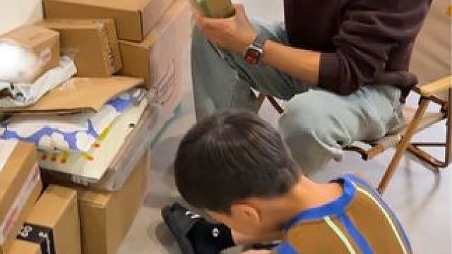 当家里多了一个娃之后，每天都被快递堆满…… 你们最近给孩子买什么了？#开箱视频 #小帮手上线