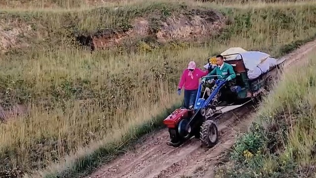 简单的手扶拖拉机，确蕴含着满满的驾驶技术