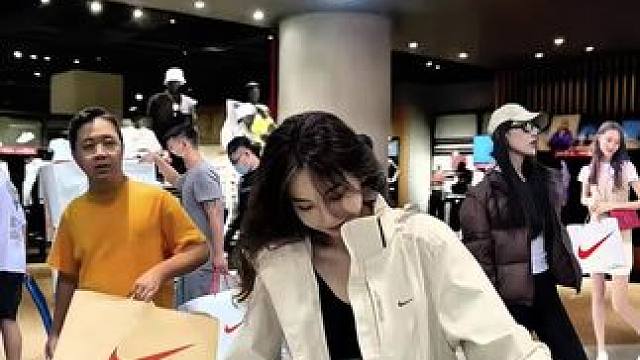 呜呜这个耐克冲锋衣也太好看了吧，男女同款，穿上又帅又酷#秋冬穿搭 #男女同款 #冲锋衣 #穿搭推荐 