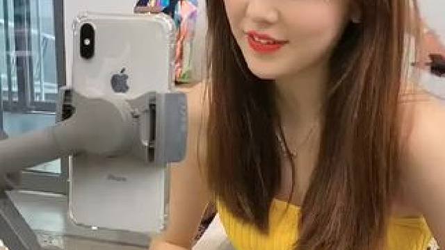 #笑容最治愈的女孩 #极品车模 #模特美女 #车展美女 #街拍美女