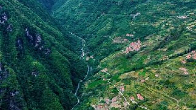 这是川西黑水县瓦钵乡的曲瓦村全景。朋友们希望能看到曲瓦村的全景，特别制作分享#给你推荐我的家乡 #川