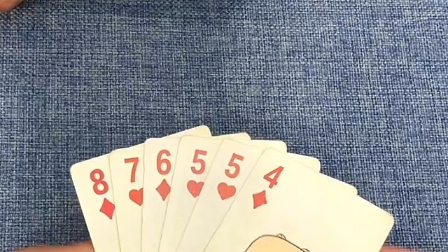 直接出45678就赢了