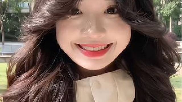 自由是灵魂的氧气 #秋冬穿搭 #氛围感 #甜妹 #怼脸拍 #秋天