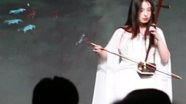 川影 · 音乐学院首届艺术实践周开幕，快来听杨晨老师的二胡独奏《赛马》，享受这场听觉盛宴吧！#四川电