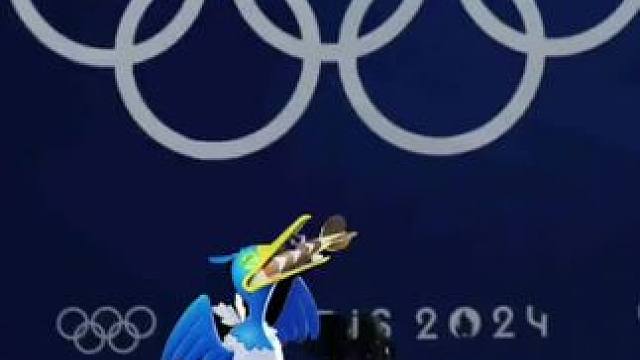 现在站在跳板上的是古月鸟选手，可以看到选手状态非常松弛，一边比赛一边进食。选手发挥非常稳定，据说在奥