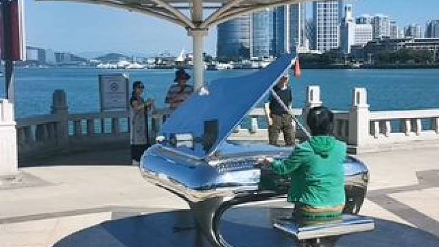 鼓浪屿轮渡码头新增一架供游客拍照的艺术钢琴！ #厦门鼓浪屿 #手机摄影 。