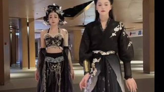 初见她 漫步溪桥下 她轻摘一朵桃花～