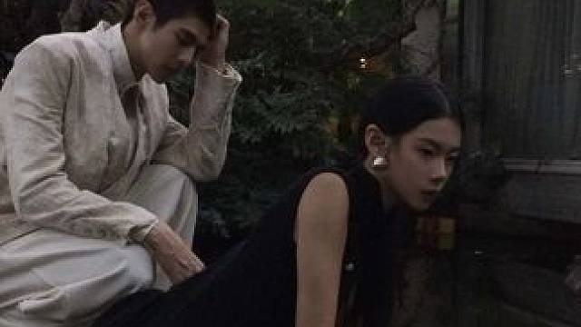 初见她漫步溪桥下 