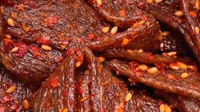 一口下去满嘴爆汁，又香又辣的真的过瘾#好吃到停不下来 #辣条 #追剧小零食