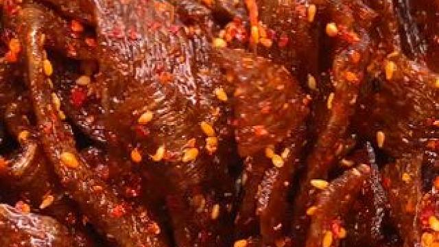 能吃辣的一定要试试这个湖南的手工辣条，又香又辣满嘴爆汁，是真的过瘾#好吃到停不下来 #辣条 #追剧小