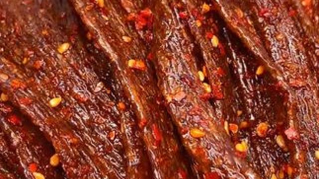 一口下去嚼劲十足，香香辣辣的纯辣不带一点甜味，追剧休闲吃真的很绝！#好吃到停不下来 #辣条 #追剧小