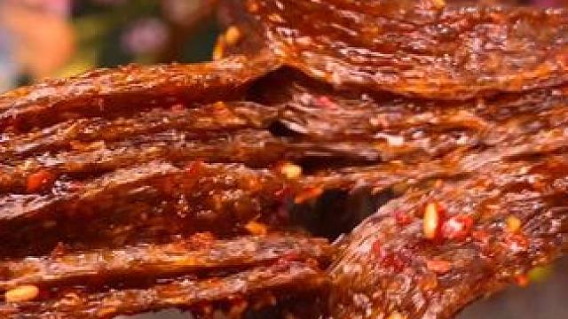 一口下去嚼劲十足，满嘴爆汁，香香辣辣真的太过瘾了#好吃到停不下来 #辣条 #追剧小零食