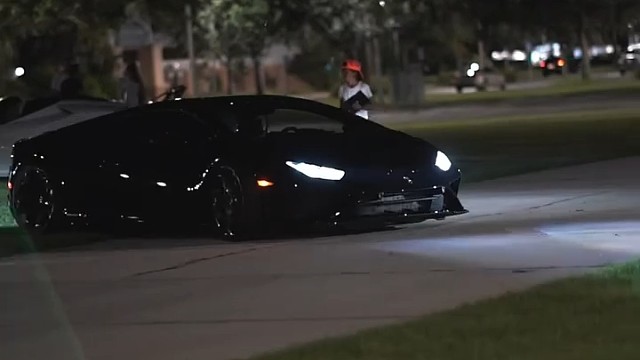 引擎的轰鸣声划破寂静…