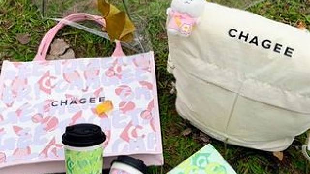 这个秋天总要和姬姐来一场秋游吧！
#以茶会友秋日同游#霸王茶姬安徽#CHAGEE网球托特包#合肥奶茶