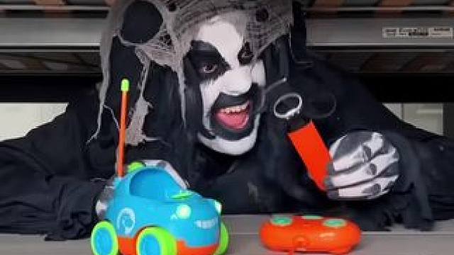 用小车给主人输送瓶起子，这操作简直太牛了！ #是时候展现真正的技术了 #恶搞之家giggity #逗