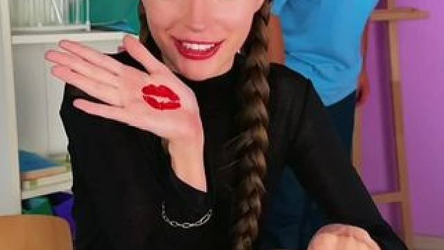 用口红印戏耍呆萌男友，没想到反被套路了！#哈哈哈娱乐一下 #是时候展现真正的技术了 #意想不到的结局