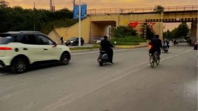 #城市里的烟火气 #夕阳西下落日余晖 #捕捉身边的美 #小县城的慢节奏生活 #每个人都在奔赴各自不同