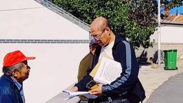 #农村生活#村里那些事#平度市大泽山之行（8）响山潘家村，到村里分发宣传材料的村镇干部。