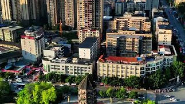 清晨阳光下的回风亭外#城市记忆 #街景随拍 #地标建筑 #网眼看巴中 #光雾山红叶节