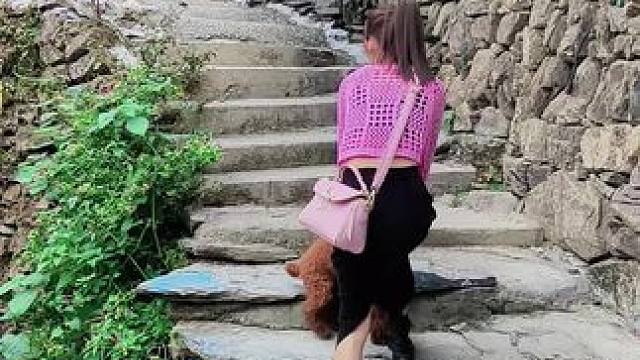 以前在我们很小时候，总觉得农村很穷，父母挣不到大钱，很想走出农村。现在长大了，却只想呆在老家过一辈子