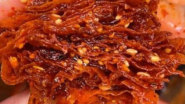 要不是湖南的同事给我安利了这个爆辣手撕豆皮，我还吃不到这么好吃的辣条#零食推荐 #无辣不欢 #好吃到