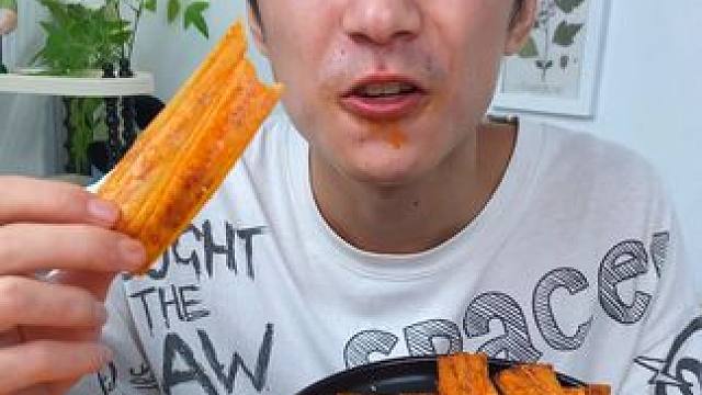 #无辣不欢 的宝子一定要尝尝这个，这个真的#好吃到停不下来 巨辣巨上头#零食推荐 #辣条