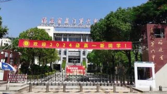 作为一名新高中生，在热爱学习挤时间，坚持训练的汗水里，竟然吾娃，第一次物理考了班一，数学段排64，总