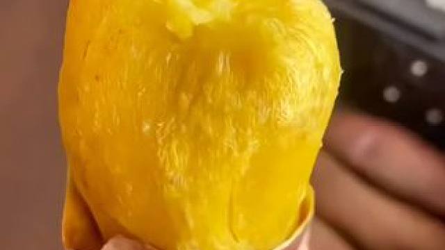 超赞的榴莲蜜薯 这么好吃的榴莲蜜薯真的吃一次就上头了口感细腻丝滑似冰淇淋，甜而不腻，真的吃不腻，吃了