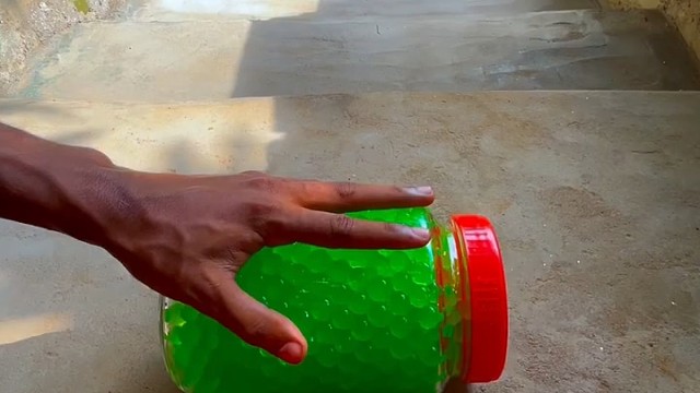 楼梯滚瓶子爆破解压时刻