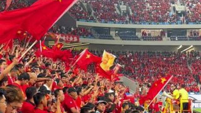 国足2:1印尼，胜利归来，全场球迷欢呼到声音沙哑，部分球迷都激动到哭了！#国足vs印尼 #国足